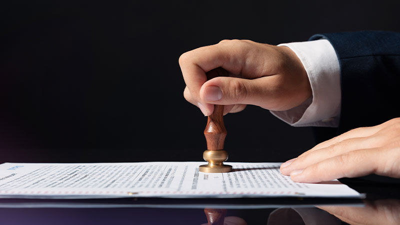 mano che timbra documento